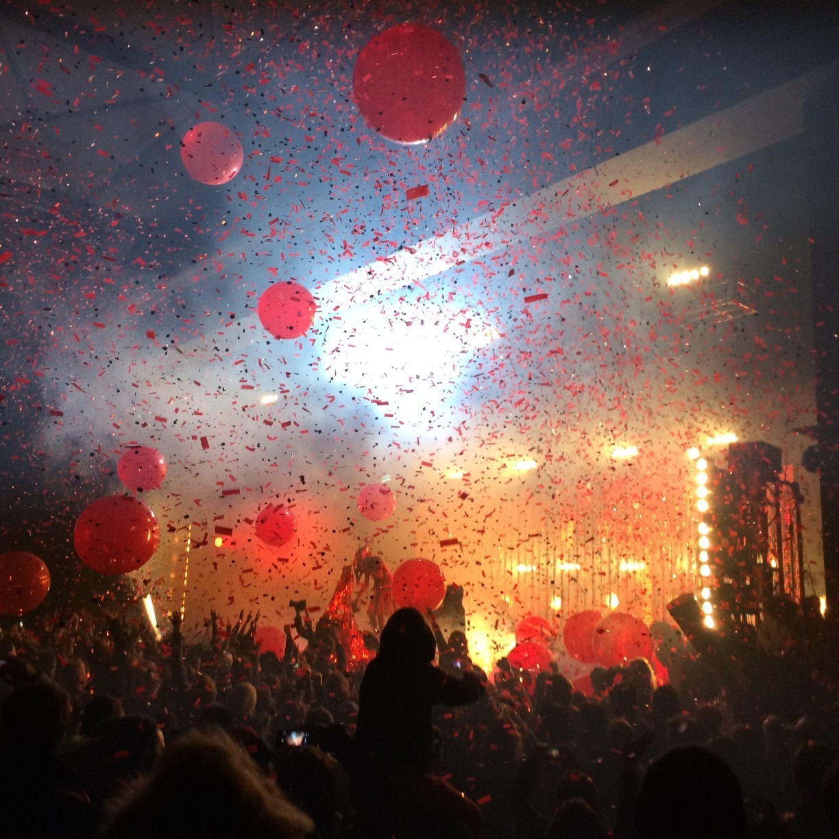 balloons-and-ticker-tapes-during-live-concert-in-stadium_t20_mKgXXd