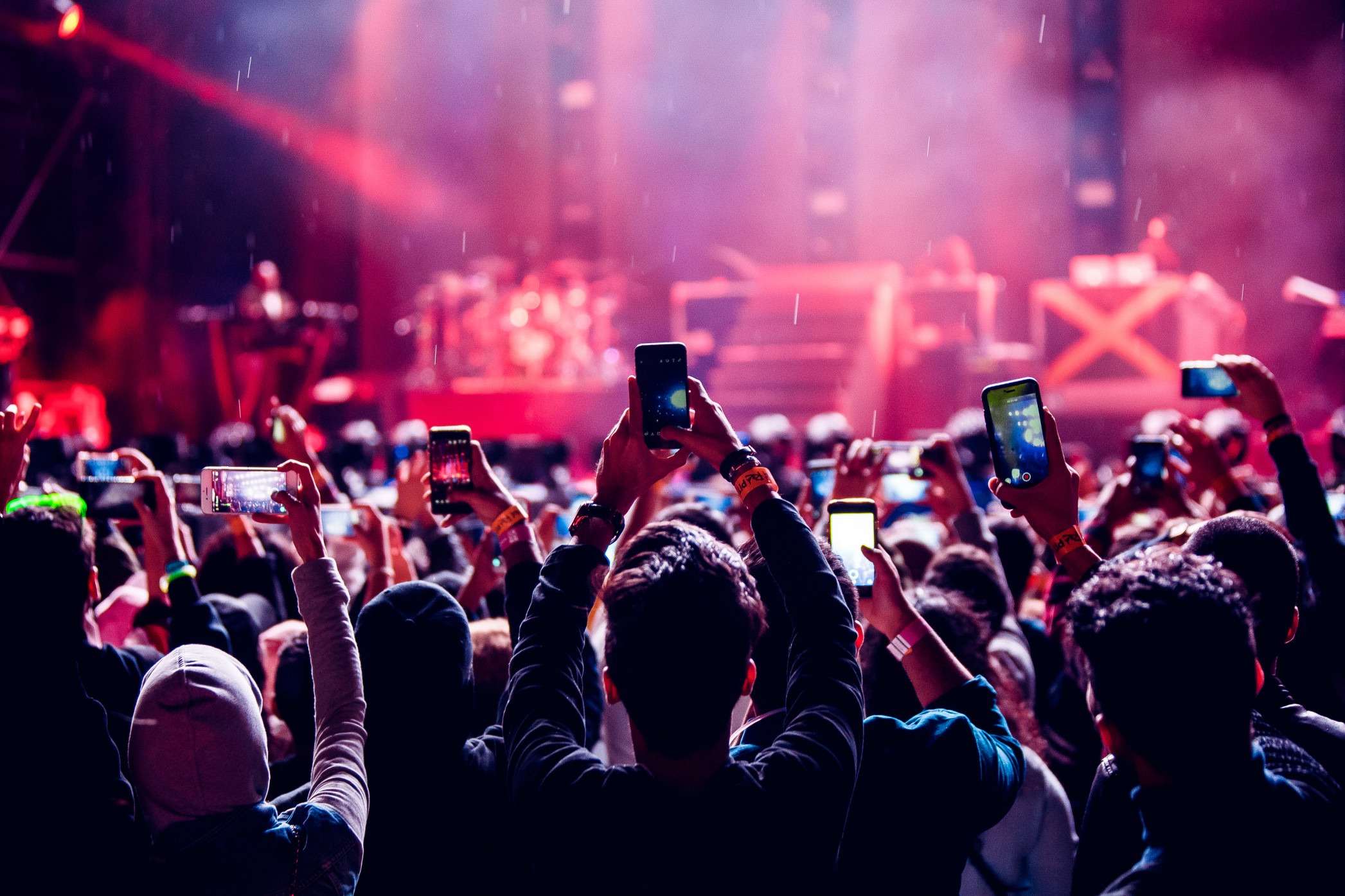 crowd-phones-concert_t20_GGO0Yw