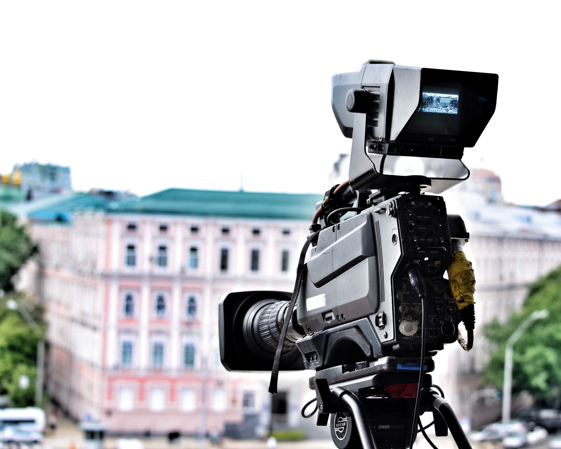 the-camera-shoots-a-report-television-video-camera_t20_7JeygB