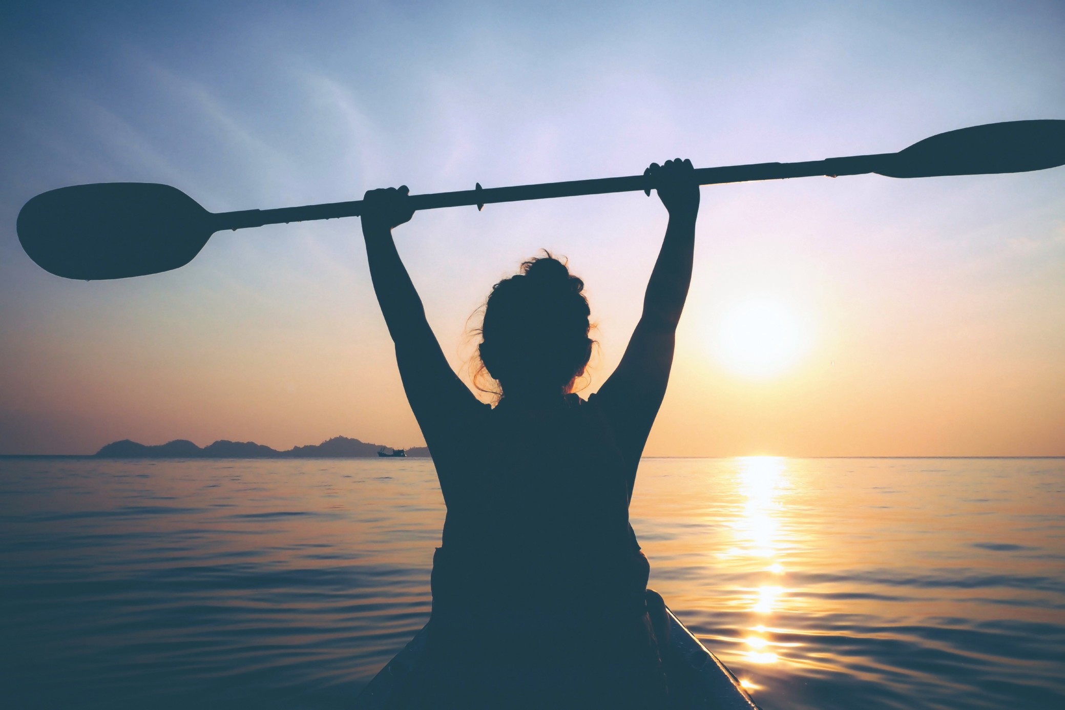 woman-kayaking-at-sunset_t20_7Om1zZ